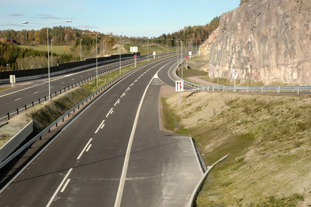 Høye skjæringer preger nyvegen mellom Kopstad og Gulli. 1,4 millioner m3 fjell er sprengt ut i veglinjen.