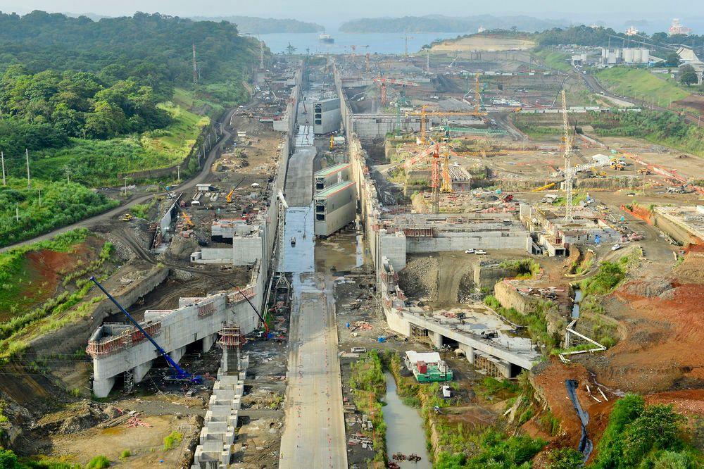 Panamakanalen vil doble kapasiteten med en ny parallell kanal.  Arbeidet begynte i 2007. 
