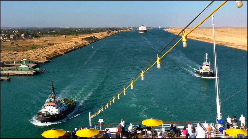 Hvert år seiler rundt 17.000 skip gjennom Suez-kanalen. Etter bare ett års byggetid, er kanalens kapasitet fra 2015 doblet. Med 35 kilometer nyutgravd parallell kanal og 37 kilometer mudring  på passeringssteder, kan det nå seiles både nordover og sørover samtidig.   