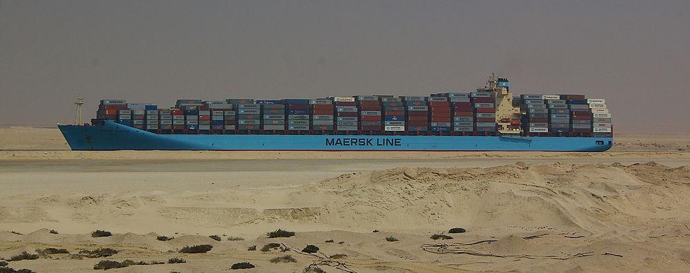 Maersk Taikung på vei gjennom Suez-kanalen. 