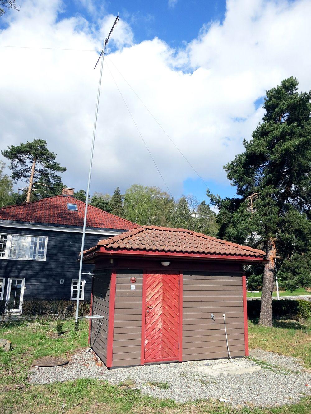 Bærum kommune har ikke mulighet til å kable til alle stasjoner i VA-nettet. Her et pumpehus med radioantenne. Foto: Bærum kommune.