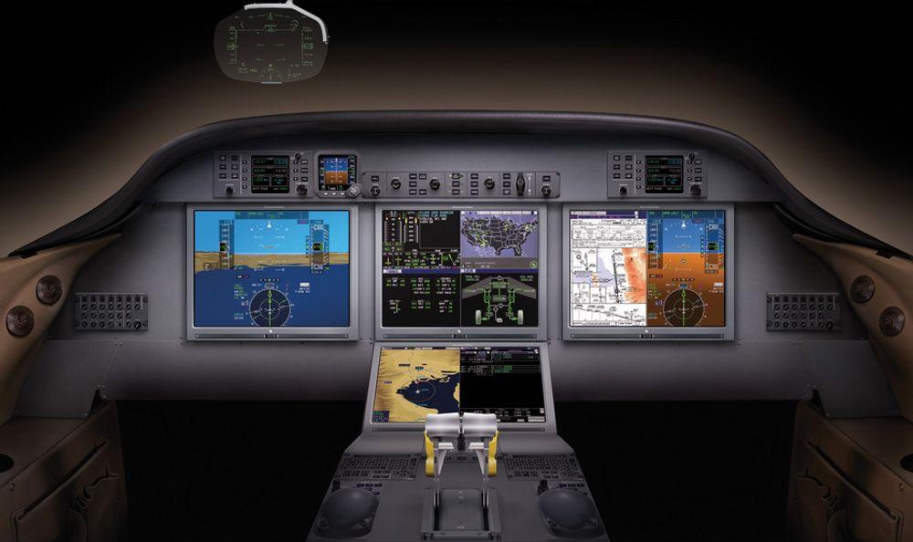 Cockpiten domineres av fire 15-tommers LCD-skjermer.