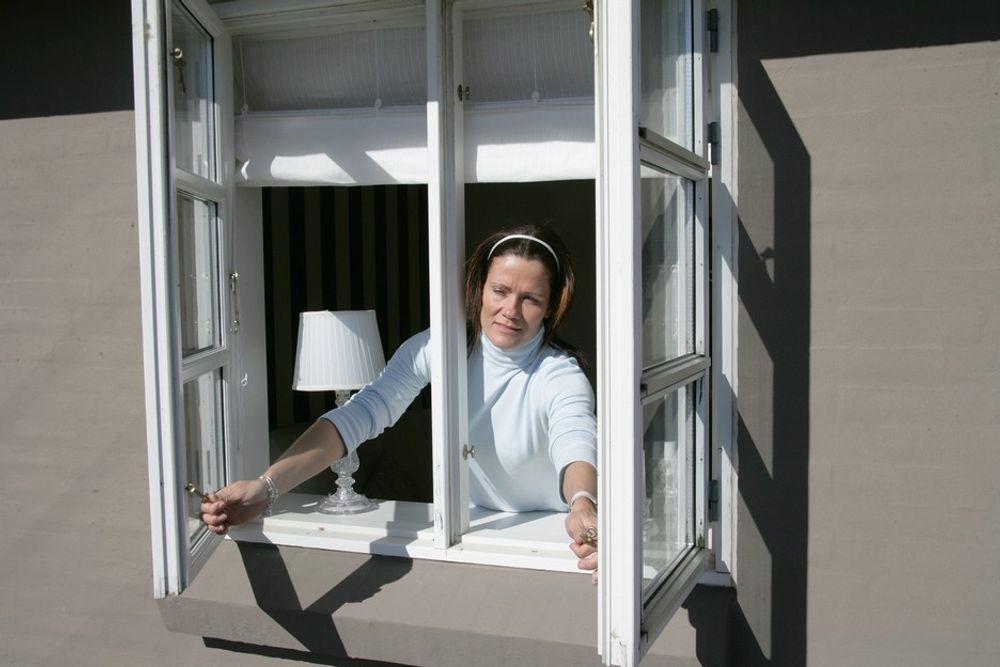 Forurenset luft og trekk er noen av grunnene til at Maria Justo Alonso er skeptisk til å la vinduene stå for ventilasjonen.