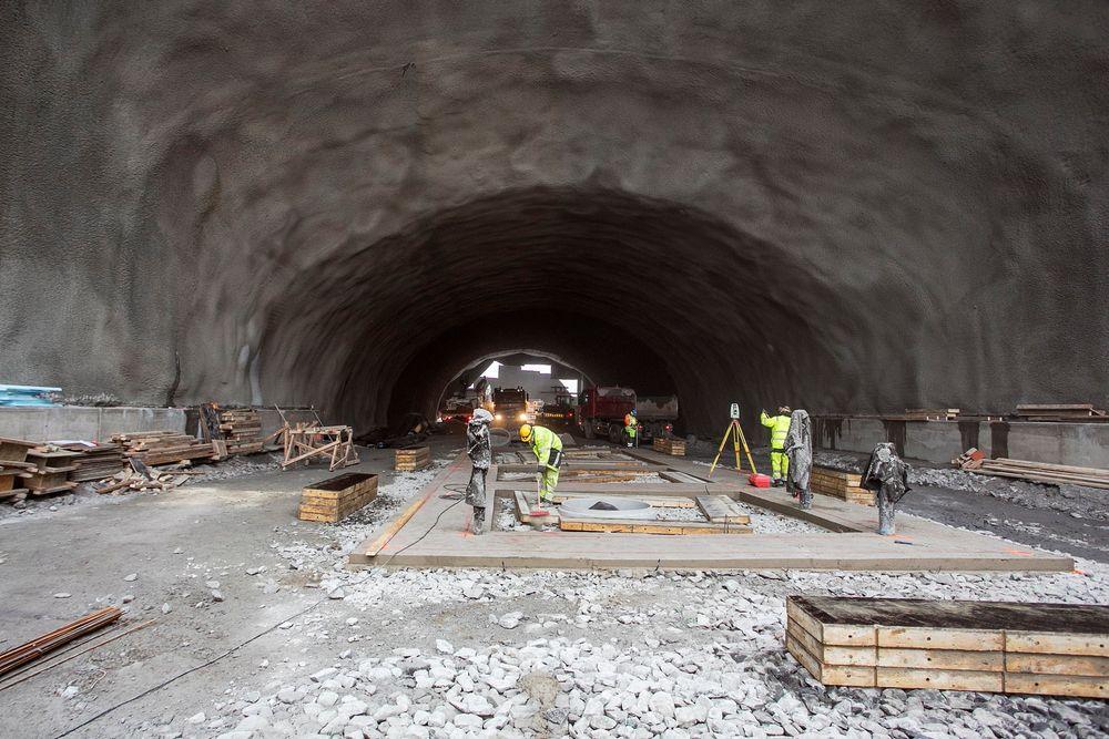 Hele tunnelen til Lørenbanen er sprengt ut, nå jobber Sporveiene med å bygge den nye stasjonen under bakken. 