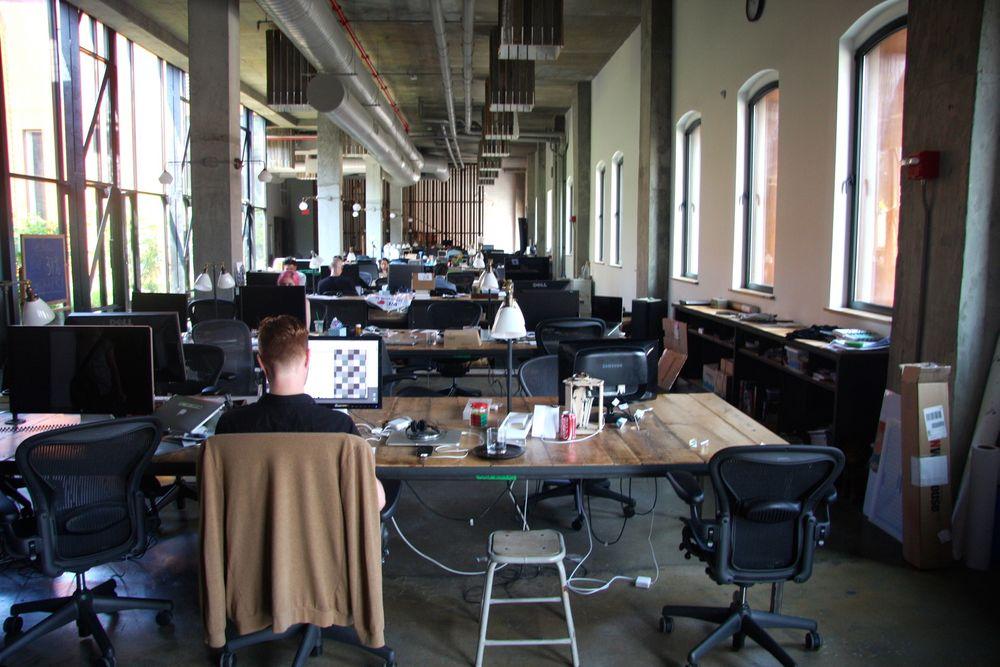 En gammel blyantfabrikk er bygget om til store, åpne kontorer. Her har Kickstarter sitt hovedkvarter, mens de ekspanderer i resten av verden. 