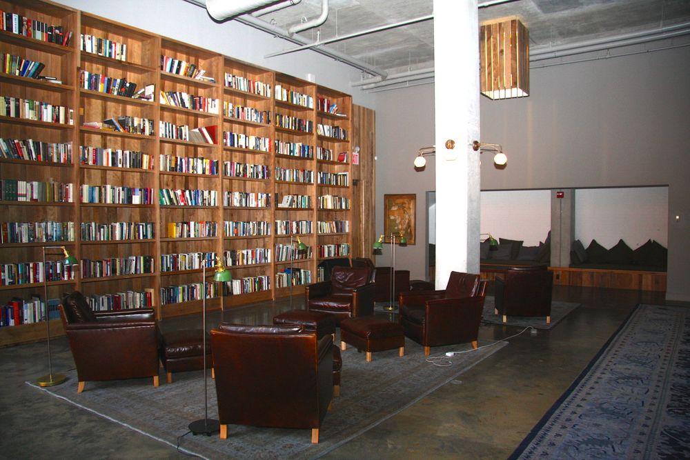 Bilbliotek og møterom hos Kickstarter i Greenpoint, Brooklyn. 