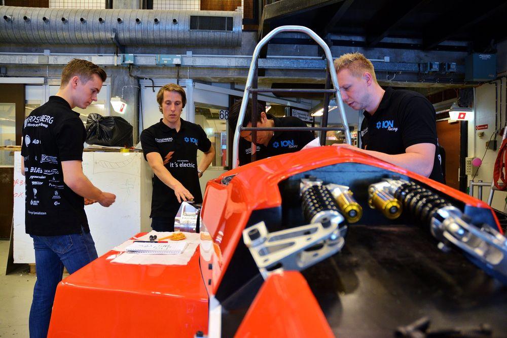 I maskinhallen på Universitetet i Stavanger jobbet studentene i ION Racing – racerbilteamet som skal delta i Formula Student – i herdig med å få bilen så klar som mulig til fredagens lansering.  Fra venstre: Anders Lemme, Simon Furnes, Nick Svendsen og Stian Tjøtta.