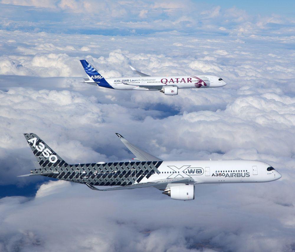 De to ferskeste medlemmene i A350-testflåten fløy for første gang onsdag. MSN-2 (nærmest) og MSN-4. 
