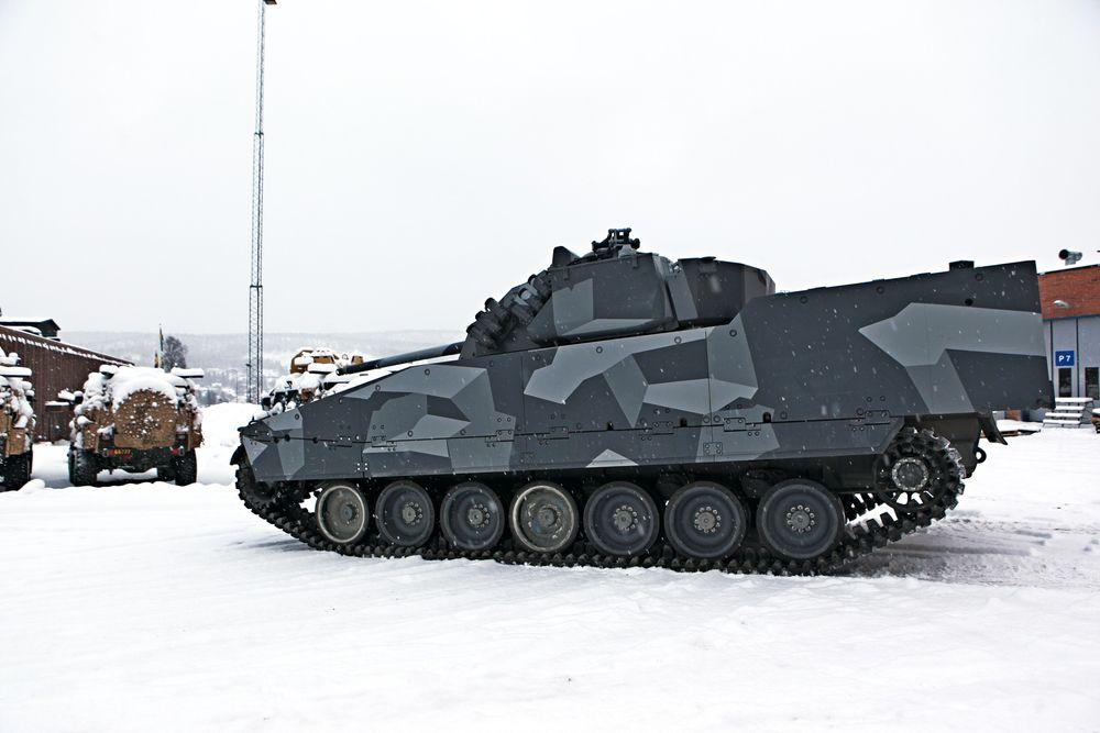Testvogn: De nye CV90 stormpanservognene som Norge skal ta i bruk om halvannet år blir utstyrt med gummibelter slik som på denne testvogna hos produsenten, BAE Systems Hägglunds.