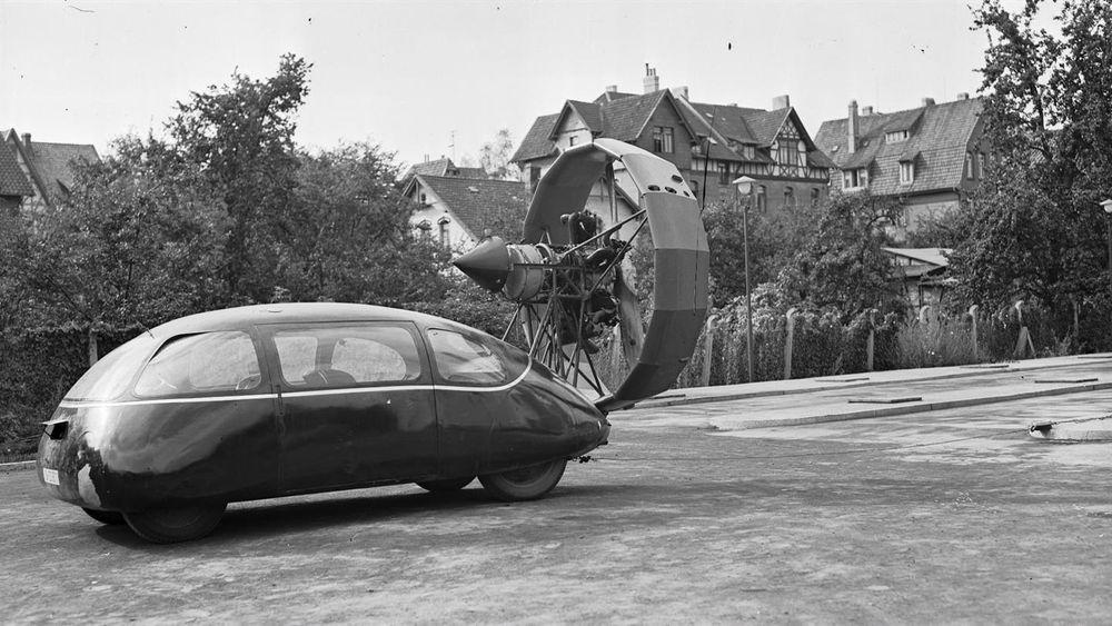 Historien sier ikke noe om det, men Schlörwagen må ha stått i fare for å få løft når den ble påmontert en radialmotor/propell i hekken. Dette eksperimentet ble gjennomført i 1942. 