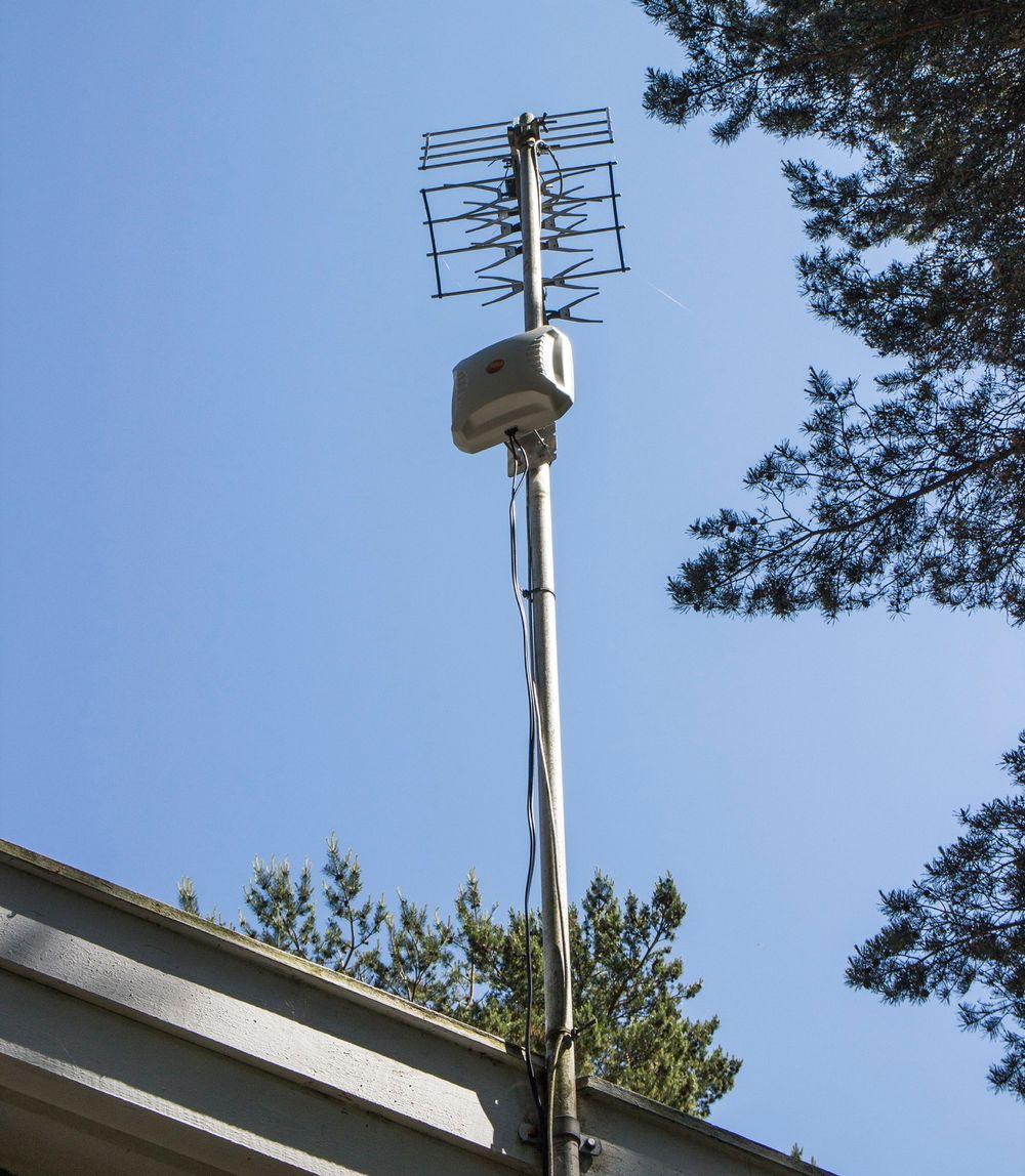 Oppe i masta: Et godt sted å montere antennen er i en eventuell mast sammen med en TV-antenne. Alternativt kan man ha den på husveggen, men helst så høyt som mulig.  