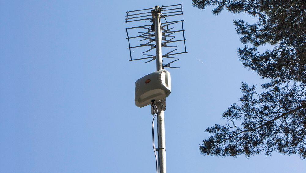  Oppe i masta: Et godt sted å montere antennen er i en eventuell mast sammen med en TV-antenne. Alternativt kan man ha den på husveggen, men helst så høyt som mulig.  