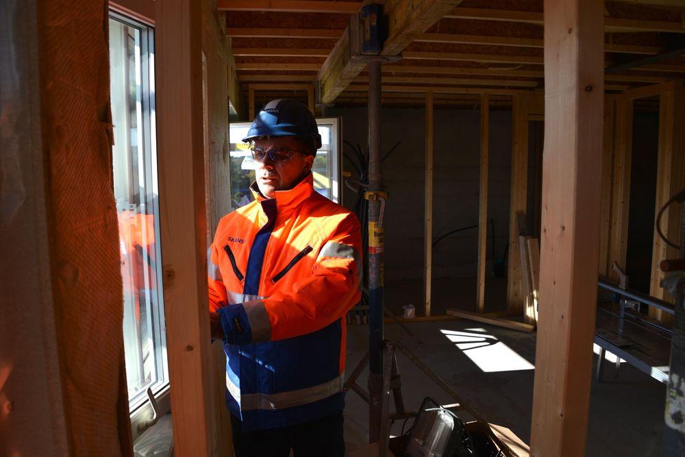 I FØRSTE ETASJE: Prosjektleder Roald Rasmussen inspiserer det første nullhuset på Skarpnes. Her er han i første etasje.