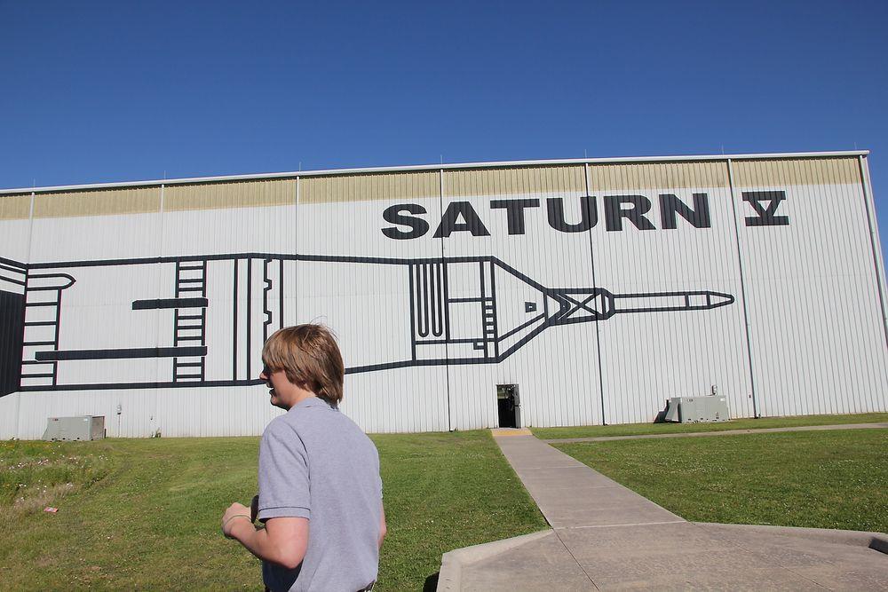 Gedigen: Først når man kommer inn i hangaren for Saturn V ser man dimensjonene. Dette er en av tre raketter som ble bygd og som aldri kom opp i rommet, men bare Saturn V er bevart.  