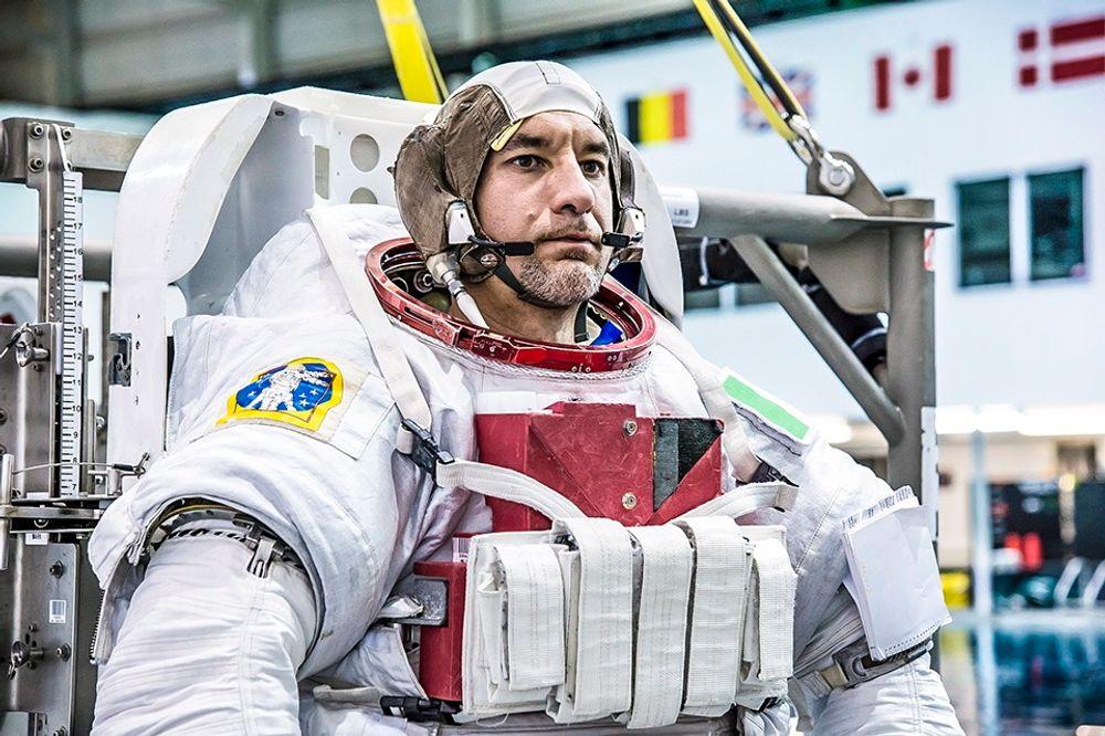 Luca Parmitano skal etter planen foreta to EVA under oppholdet. Her under trening i fullt astronaututstyr for å kunne overleve og gjennomføre sine oppgaver på utsiden av romstasjonen. 