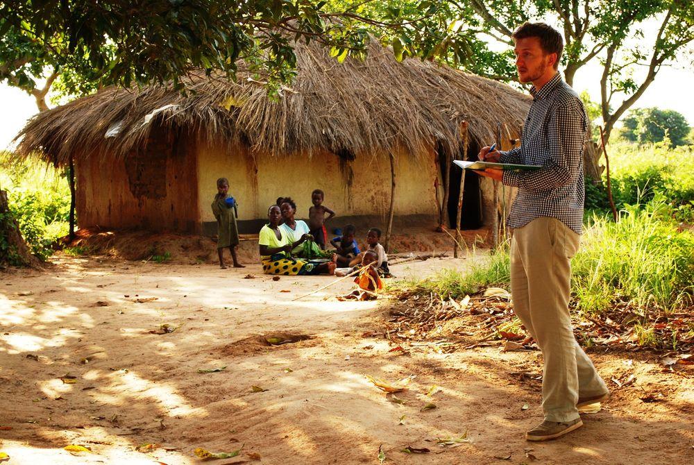 På husjakt: Thomas Haugstenrød fra Fredskorpset teller husstander i landsbyen og kartlegger hvor han kan sette opp solcellepaneler. 