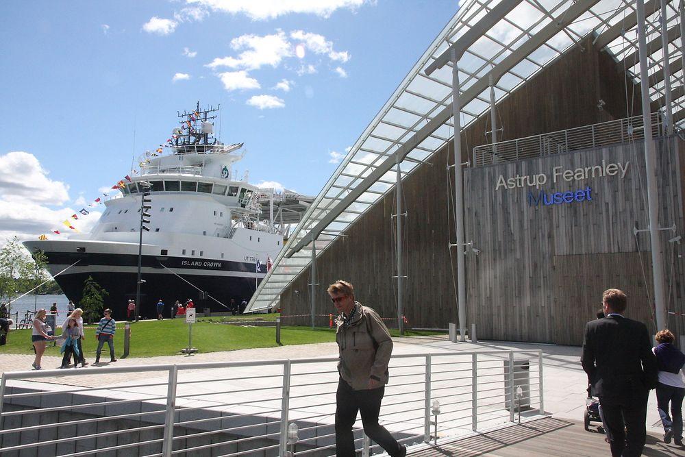Uvant besøk: Astrup Fearnley-museet med uvanlig nabo: Offshorefartøyet Island Crown. Skipet ble mandag døpt i Oslo av eventyrer Cecilie Skog som gudmor. Det var som en tyvstart på Nor-Shipping. 