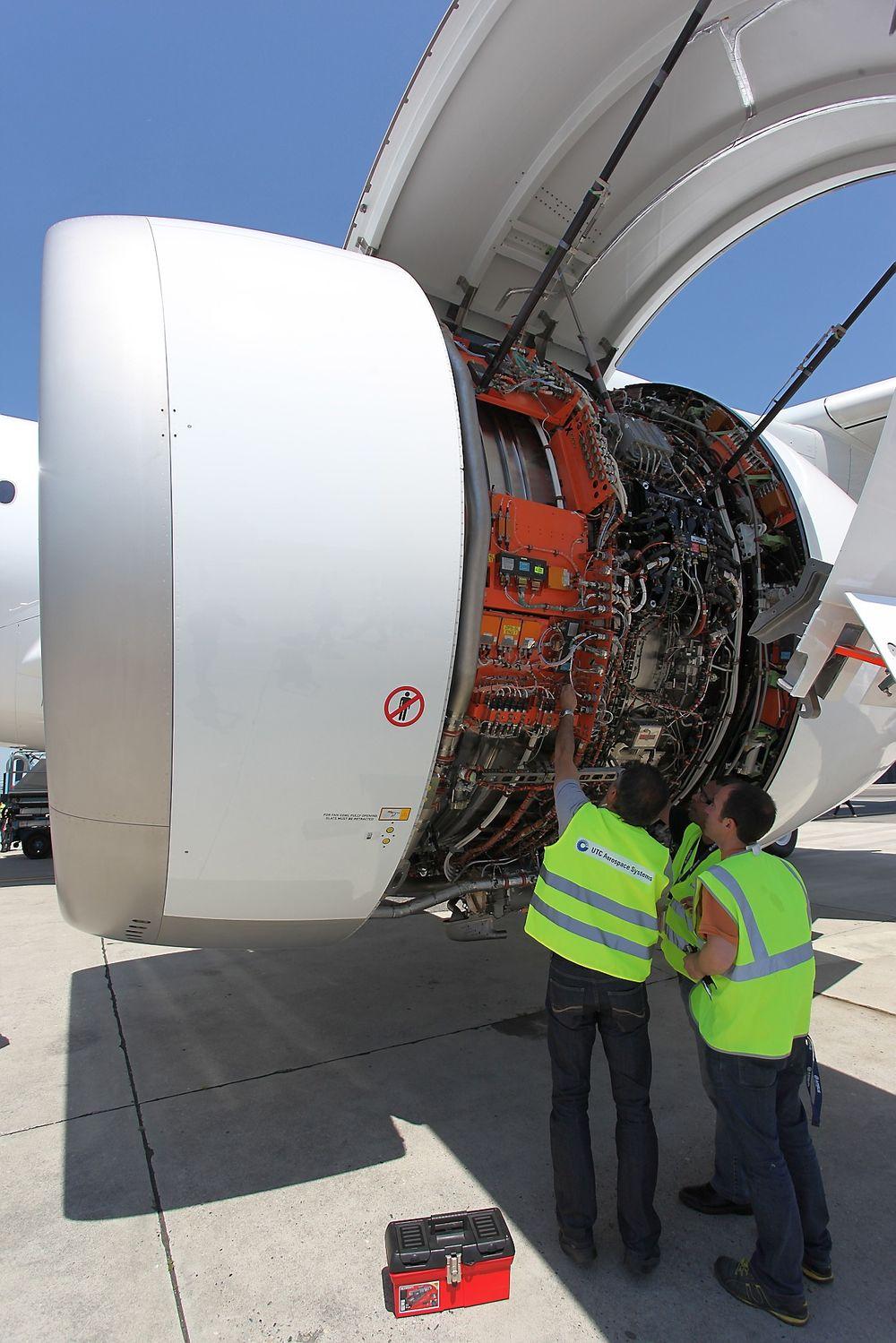 Ingeniører fra UTC Aerospace Systems jobber på den ene av MSN-001s to Rolls-Royce Trent XWB-motorer. 