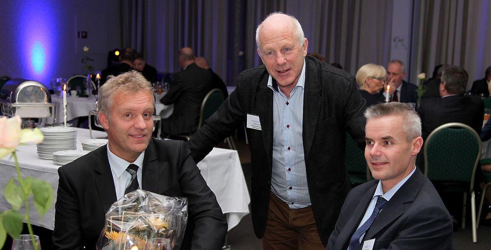 Fra venstre: Omega-grunder og styreformann Sigmund Lunde, administrerande direktør i Haugesundregionens Næringsforening Egil Sævereide  og daglig leder i Omega Petter Aalvik.