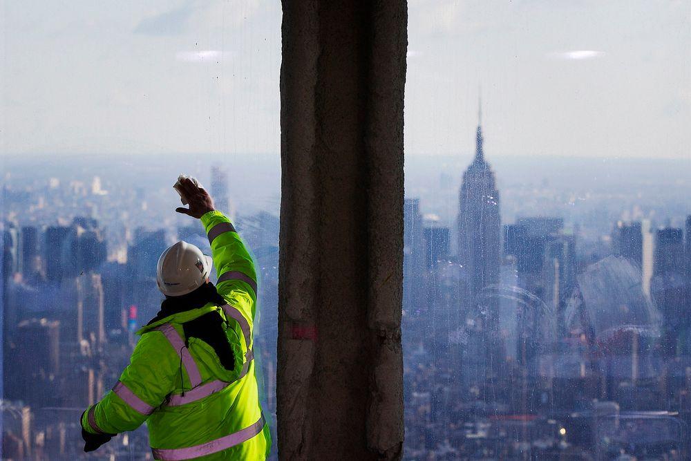 En arbeider pusser vinduene før utsiktstårnet vises fram for pressen for første gang.
