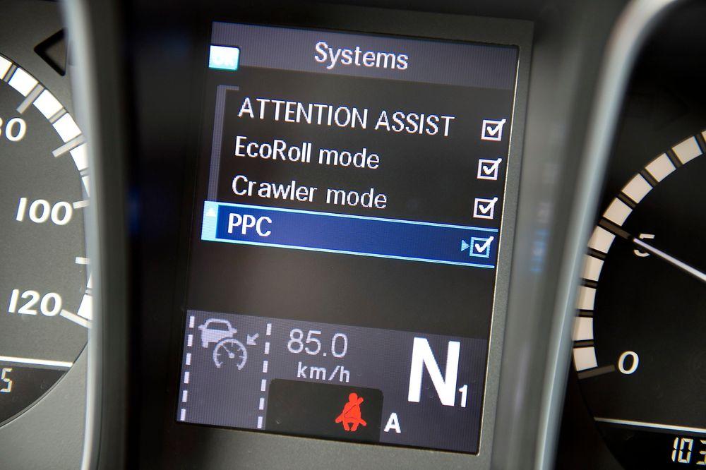 PPC: Fartsholderen kobles til GPS-en og kartene utstyres med høydedata, og slik kan systemet se fremover og regne ut den optimale driften av motor- og girsystem.   foto: Mercedes   