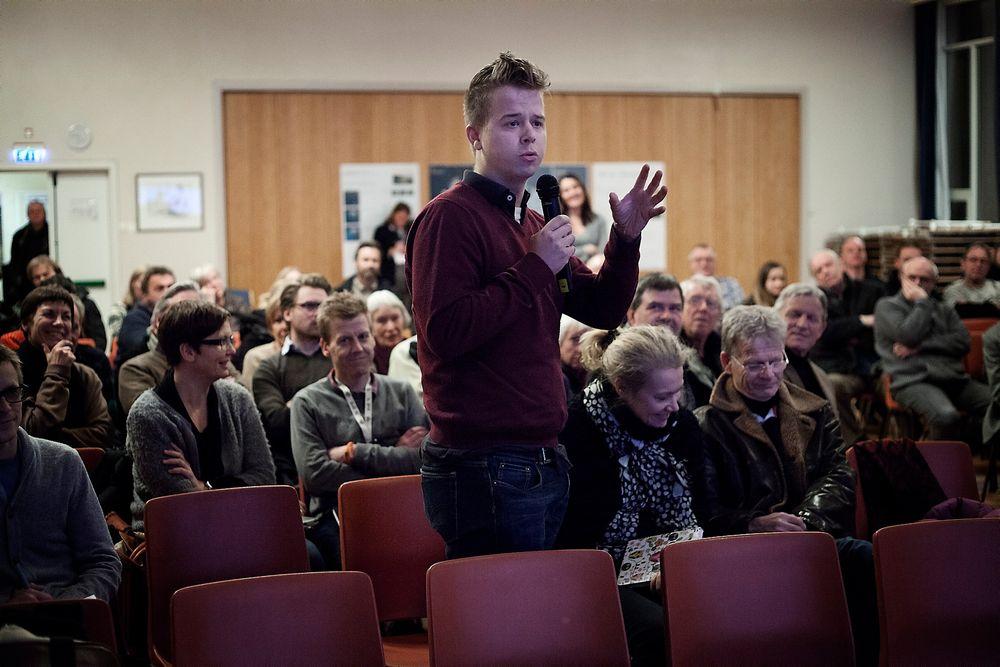 Engasjert: Kommunepolitikerne engasjerte seg i debatten på folkemøtet om øyprosjektet på Nesodden. Her Johannes Giske fra Ap. Foto: Hans Haugstad 