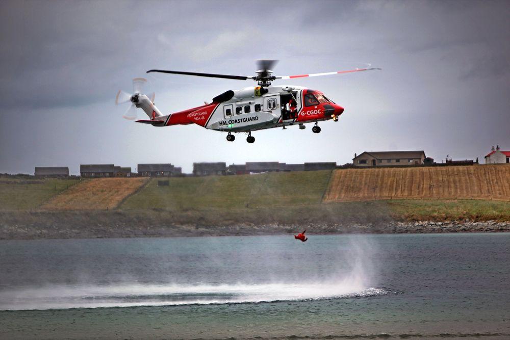 Sikorsky S-92 redningshelikopter fra den britiske kystvakten trener like ved redningsbasen Sumburgh på Shetland. 
