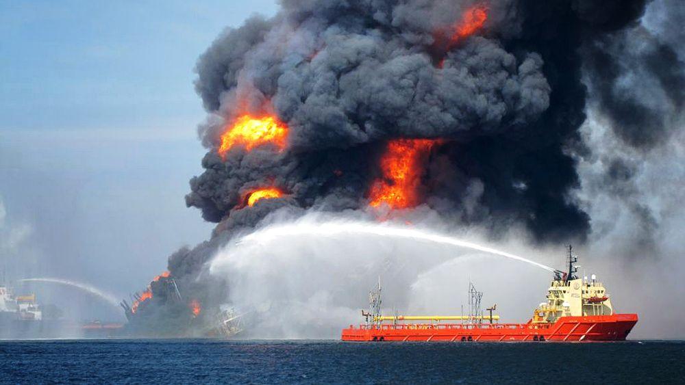 Vann: Brannslukkingen av Deepwater Horizon i 2010 kan ha bidratt til at den mistet stabiliteten og kantret.