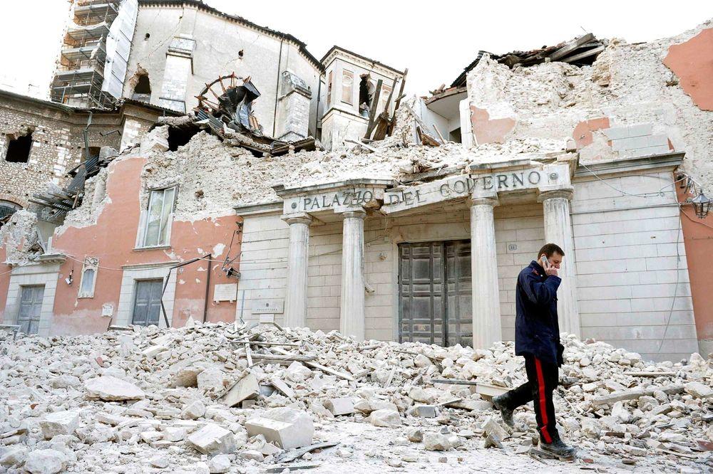 Italia: Etter jordskjelvet i L’Aquila ble seks seismologer dømt for uaktsomt drap.  Foto: Alessandro bianchi   