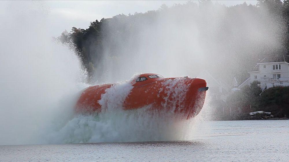 Prosjektil: GES50 MKIII skyter ut av vannet. Det er 70 sitteplasser i den 50 fot store livbåten, som er sertifisert for fall fra 47 meter. 