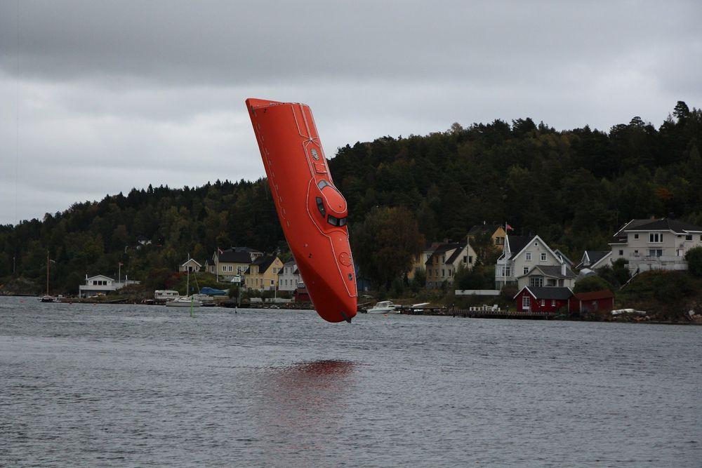 Like før: Etter et fall på 61,53 meter treffer Norsafe sin nye fritt-fall-livbåt GES50 MKIII vannflaten. 