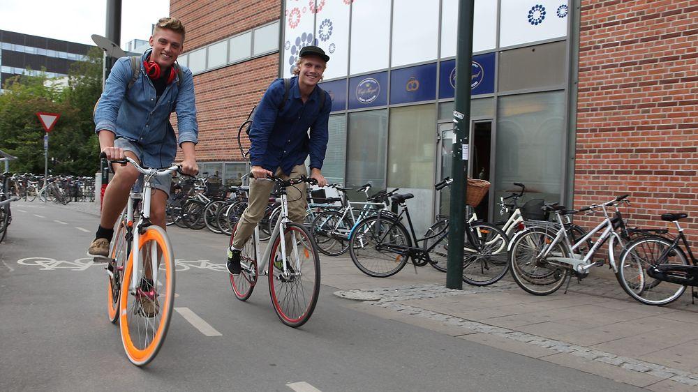 Sirus Moestrup Pedersen og kameraten er på vei ned mot København sentrum på den nye sykkelsuperveien. 