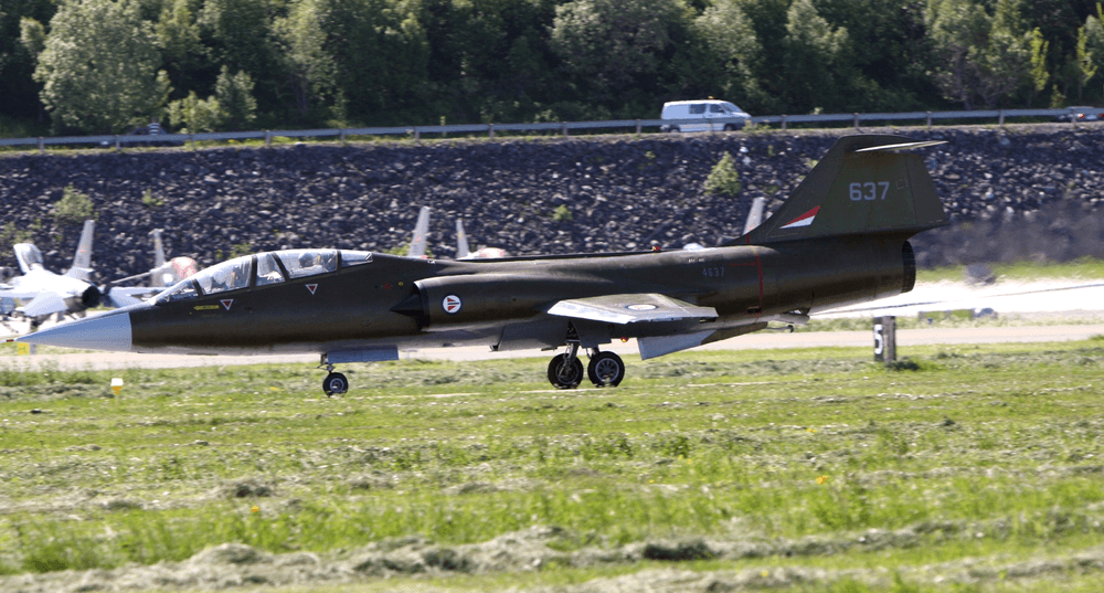 Denne CF-104 Starfighteren er i ferd med å bli restaurert i Norge og ble vist for offentligheten for første gang under Bodø Air Show. Flyet har ennå ikke tillatelse til å fly, så publikum måtte nøye seg med en oppstart til takeoff-hastighet.
