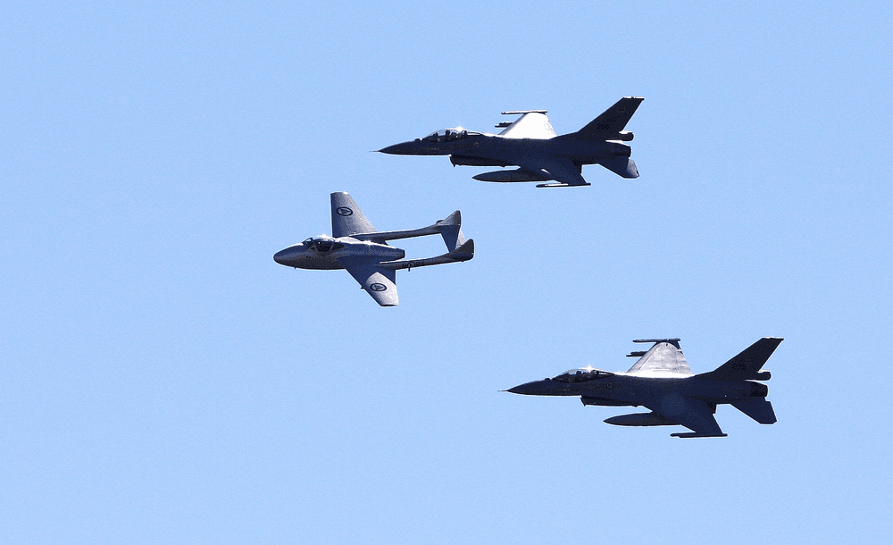 Det norske luftforsvarets første jetjager, deHavilland Vampire, i formasjon med to av dagens Lockheed Martin F-16 Falcon-jagere.