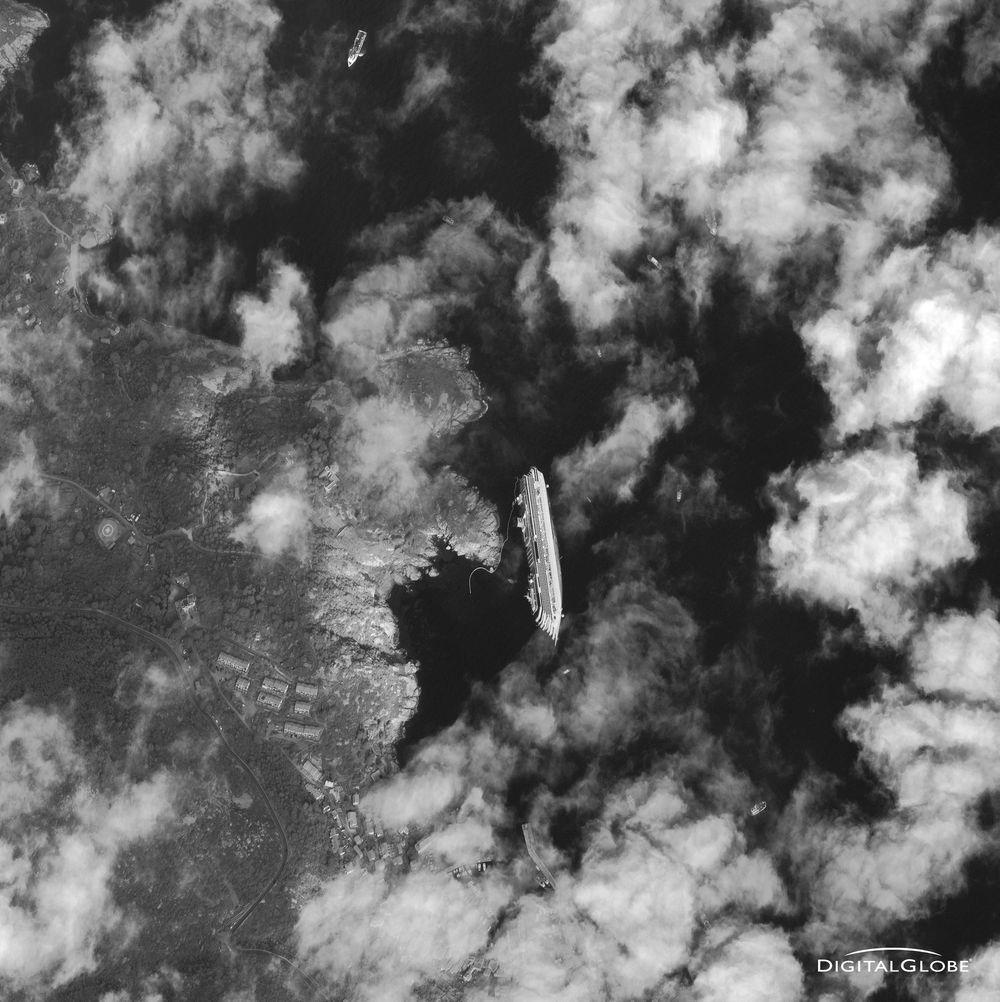 OVERVÅKET: Et satellittbilde av øya Giglio tatt 17. januar 2012. Det er fire dager etter at cruiseskipet Costa Concordia med 4.200 personer om bord grunnstøtte og forliste.