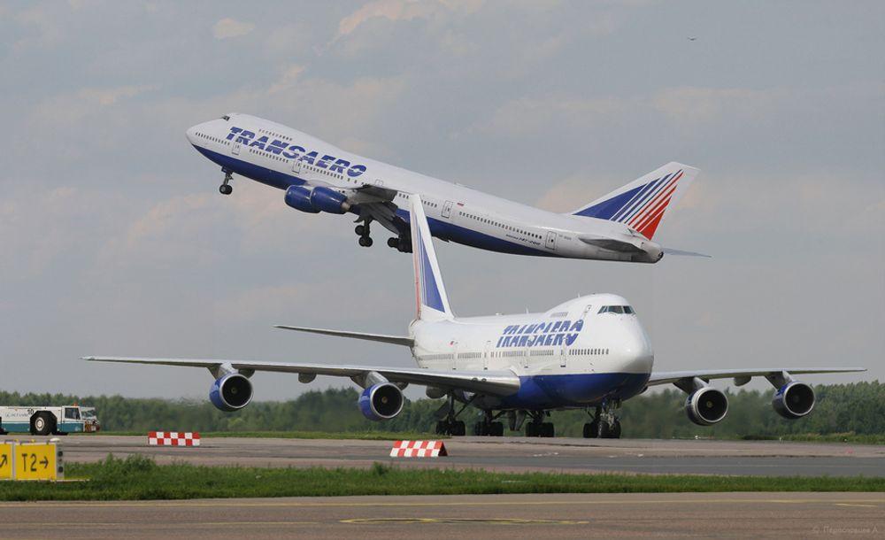 Transaero Airlines har fra før 19 Boeing 747 jumbojet i flåten sin (her representert med en 747-400 på bakken og en 747-200B i lufta), og har nå bestilt fire Airbus A380.