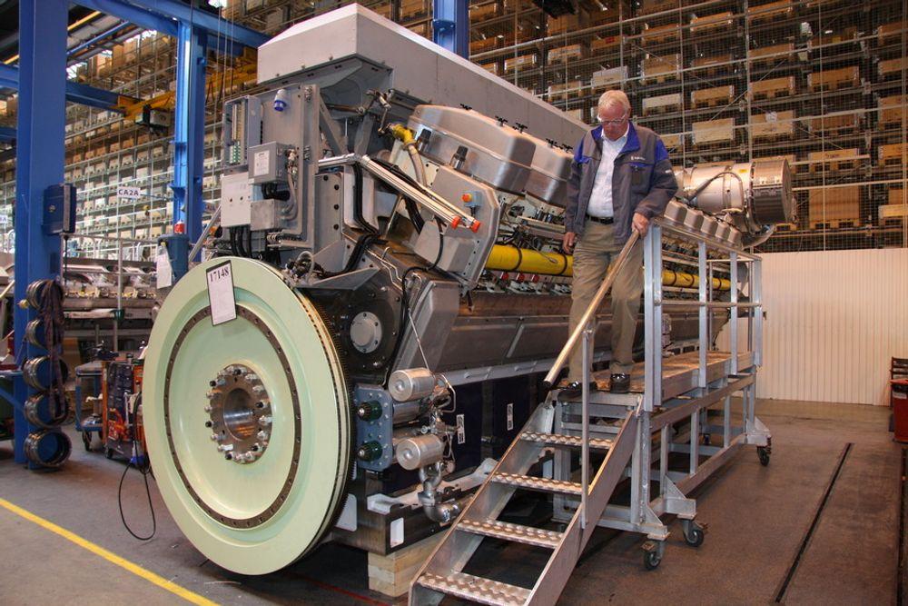 KLIMAVENN:  Salgsdirektør Odd Magne Horgen med en  ny generasjon LNG-motor i fabrikken til Rolls-Royce i Bergen. Ifølge DNV har den 13 prosent lavere klimautslipp enn dieselmotorer.
