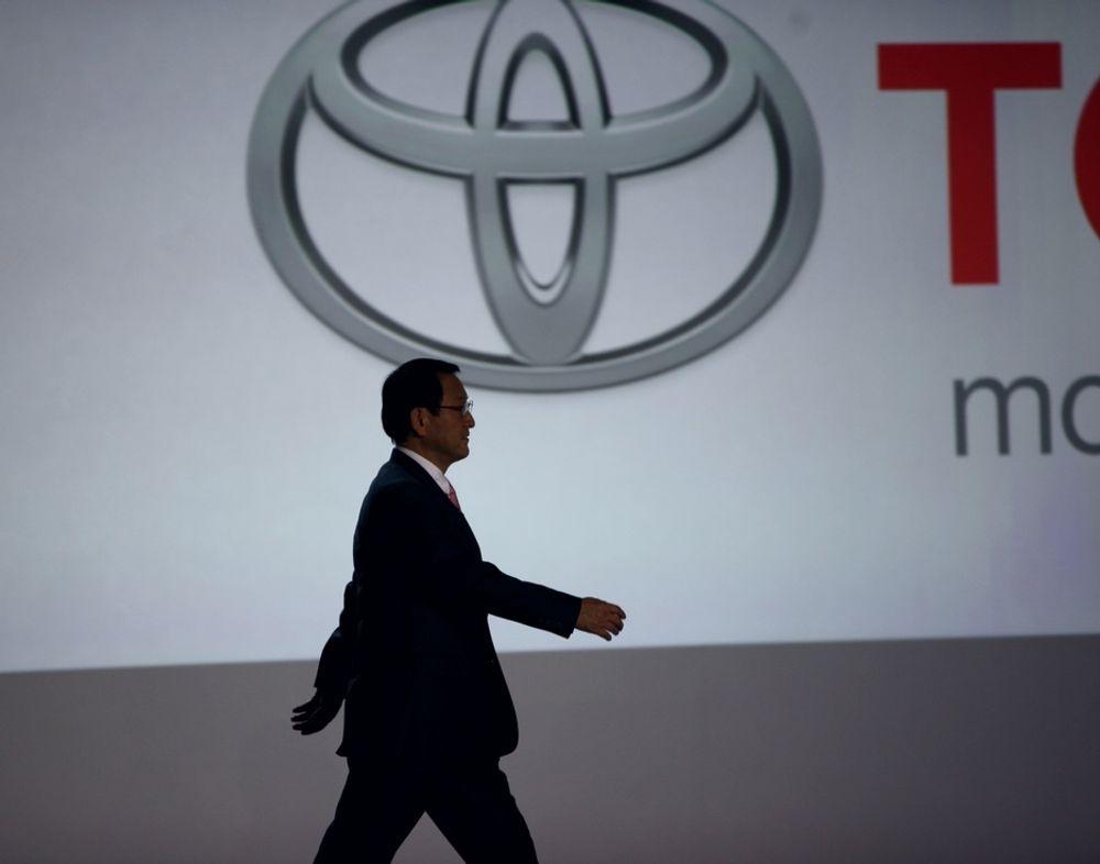 Toyota står fast ved sin satsing på brenselcellebiler, og vil heller på markedet før enn etter 2015, sa sjefen selv, Akio Toyoda, i Detroit.