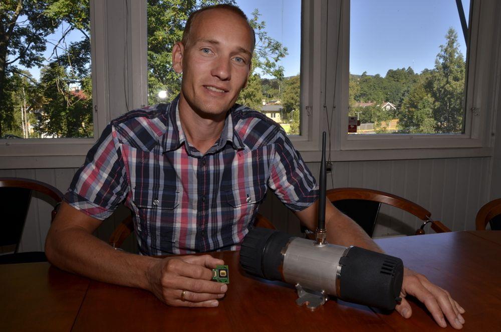 TESTKLAR: - Gassdetektoren vår er klar for pilottest på et gassbehandlingsanlegg i Norge nå i høst, forteller Knut Sandven.  hånden holder han brikken md det optiske filteret som er sentralt i teknologien.