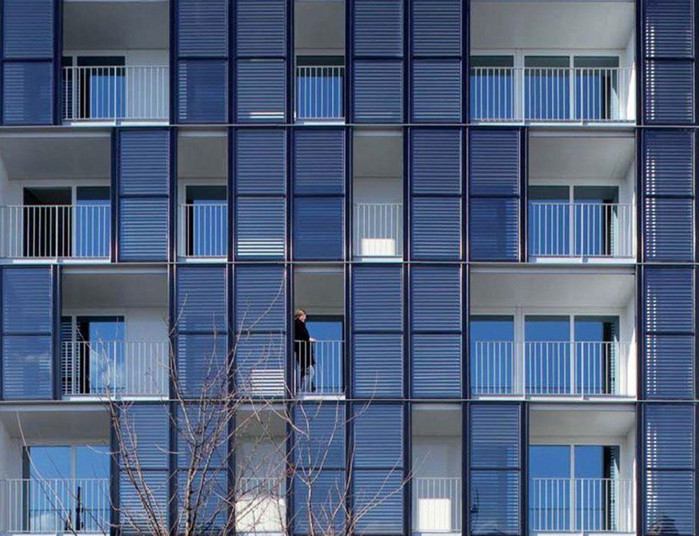 FARGERIKT: Slik kan framtidens bygninger i Norge se ut. Dette er en sosialbolig i Paris dekket med blå solfangere.