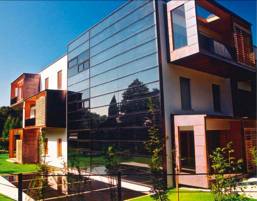 ANNEN VARIANT: En "vanlig" bolig dekorert med solfangere.