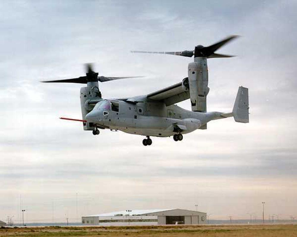 Boeing-Bell V-22 Osprey letter og lander som et konvensjonelt helikopter.