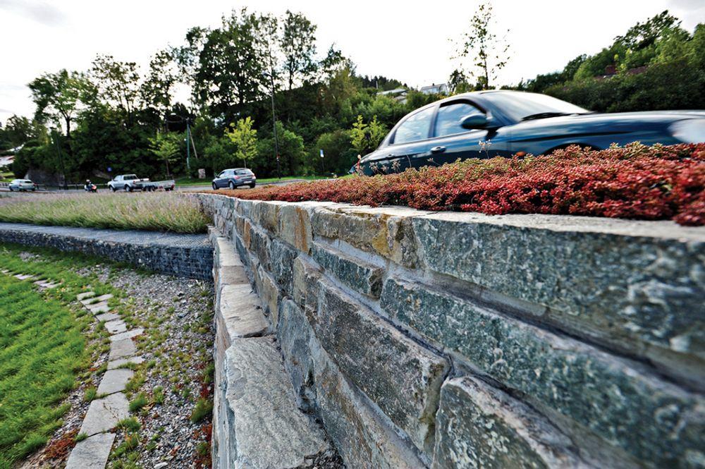 STEINBRA: 17.000 m2 av Slemmestadveien gjennom Vollen i Asker ble bygget for 55 millioner kroner i 2007. Nå fremheves blant annet bruken av natursteinsmurer av juryen for Vakre vegers pris.