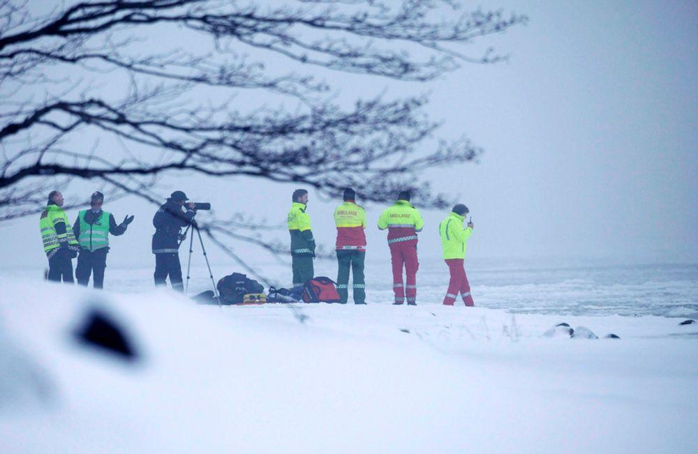 VRAKRESTER PÅ ISEN: Et helikopter med fire personer om bord har styrtet og gått gjennom isen ved Horten.