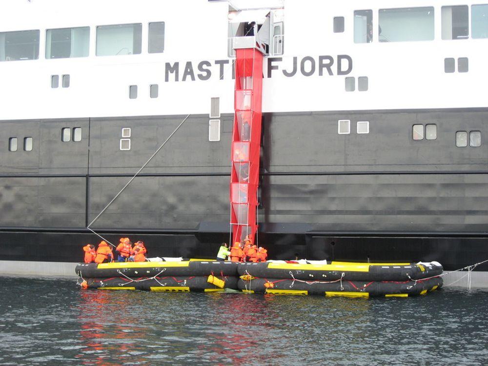 PRØVE: Evakueringsøvelse med M/F Mastrafjord og Twin Pack-flåter fra Brude Safety.