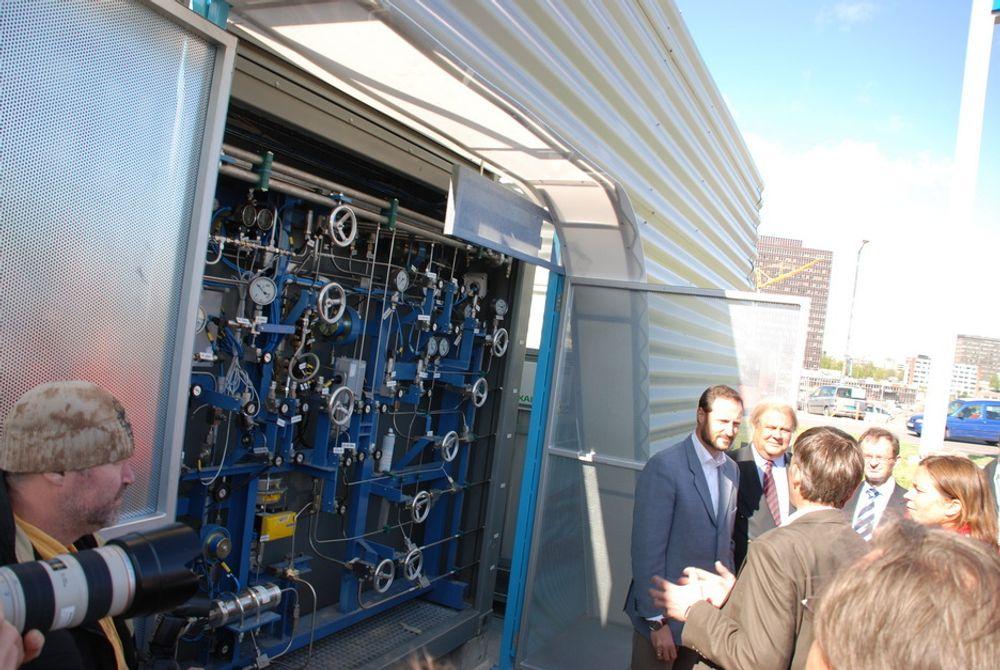 Åpning av StatoilHydros hydrogenstasjon på Økern i Oslo 110509. Kronprinsen får titte på teknologien som gjør det mulig å fylle hydrogen på tanken.