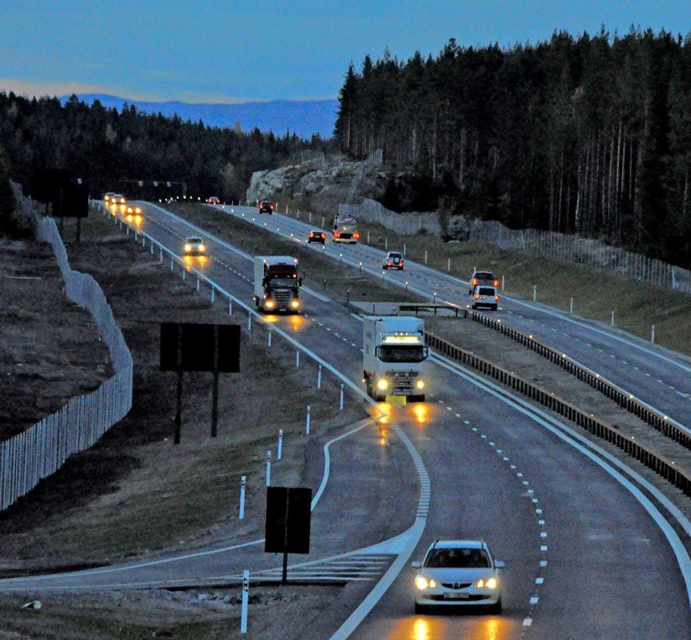 Et LED-lys for hver 40. meter markerer midtdeleren mellom Skaberud og Kolomoen, før øvrig er det ingen andre lyskilder enn bilene.
