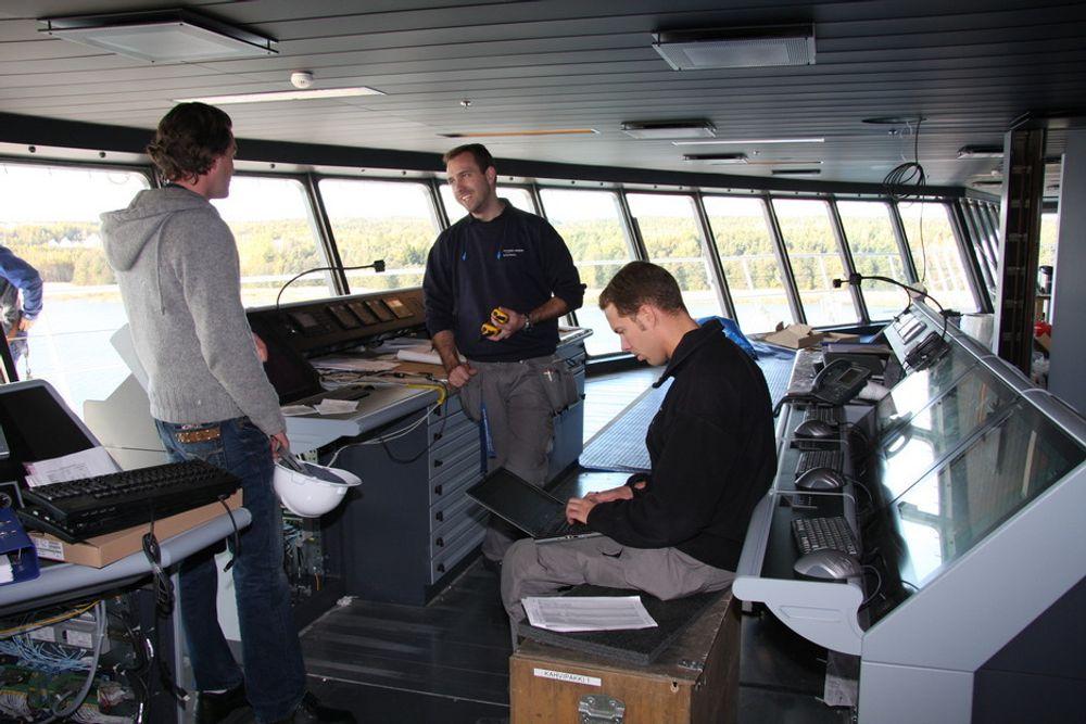 BROKONTROLL: Alt moderne utstyr som kan tenkes er på plass på broa på Oasis of the Seas. De siste kontroller av utstyr utføres.