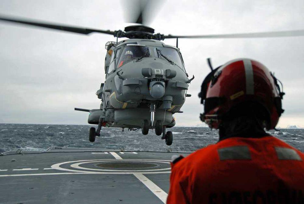 Det første NH-90-helikopteret lander på KV Nordkapp under testing i Vestfjorden.