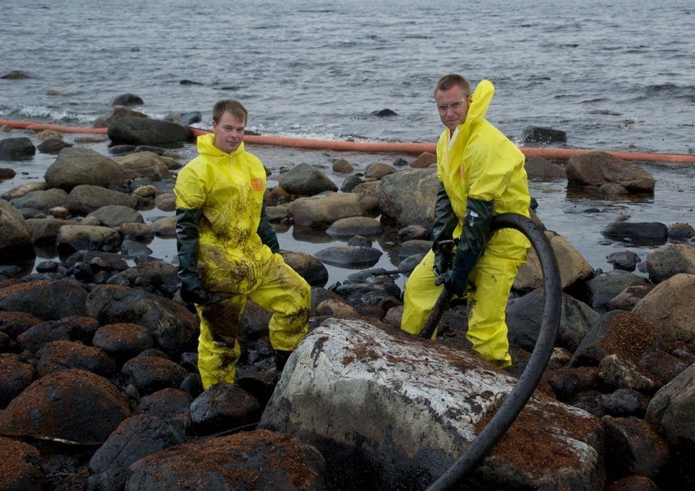 I FJÆRA: Menig Svein Olsen (til venstre) og sersjant Kåre-Gunnar Bergstøl opererer "svenskepumpa", som suger opp flere tonn olje.